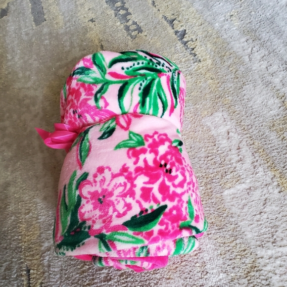 Lilly Pulitzer Throw Blanket - Picture 4 of 5